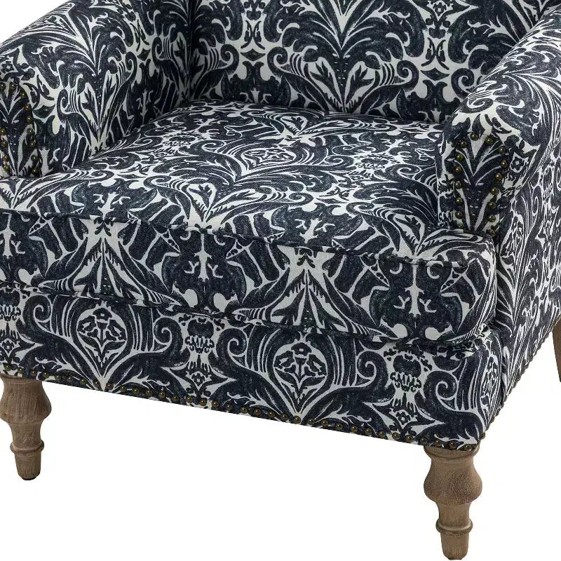 Fauteuil rembourré en bois avec motif floral, accoudoirs à panneaux et dossier en forme de bosse de chameau.