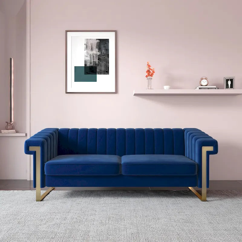 Canapé Chesterfield traditionnel en velours capitonné avec pieds dorés