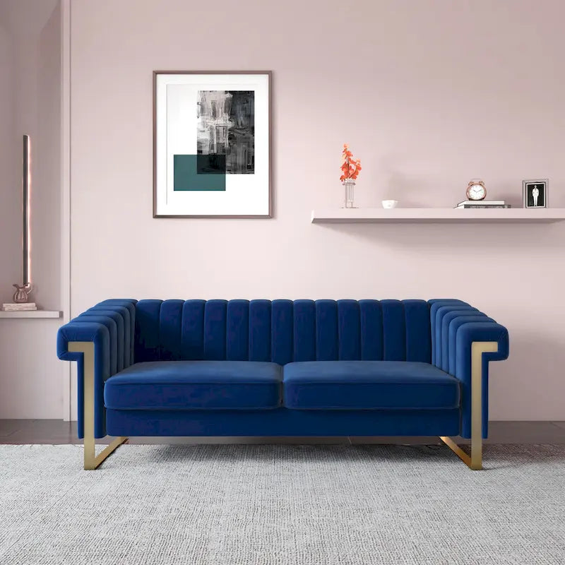 Canapé Chesterfield traditionnel en velours capitonné avec pieds dorés
